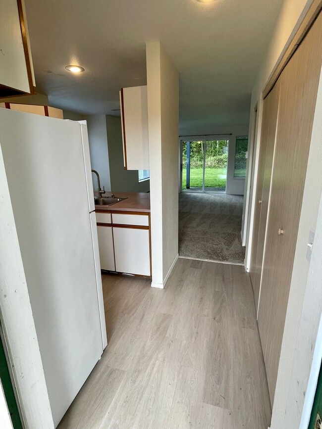 Foto del edificio - Spacious 2-Bedroom Lower-Level Unit in Con...
