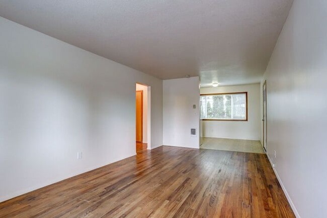 Building Photo - Spacious & Modern Living at Silver Creek I...