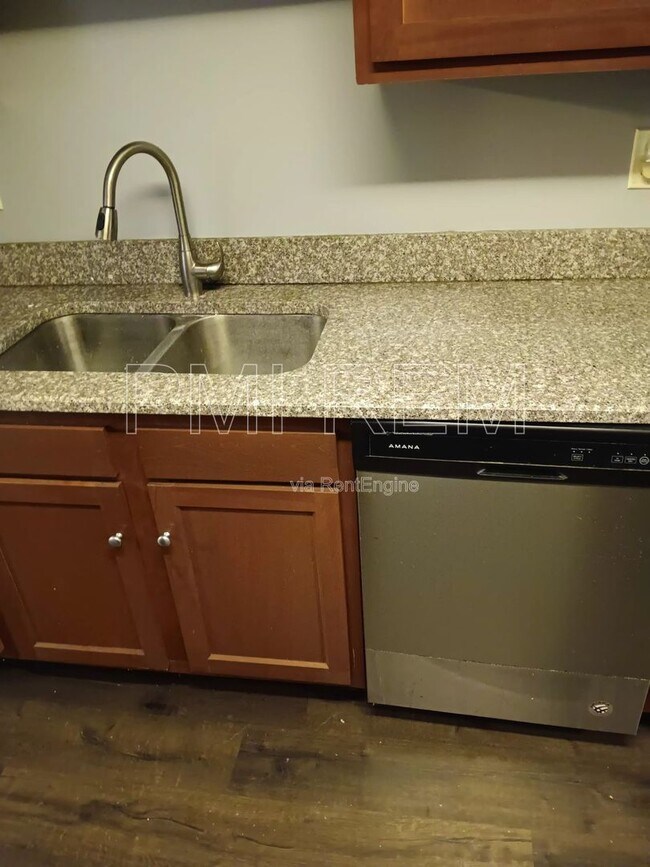 Foto del edificio - 16025 Van Aken Blvd