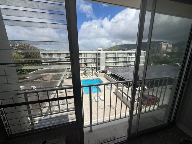 Foto del edificio - Sunny 2-Bed in Honolulu with Pool, BBQ Area, and Covered Parking - Close to UH-Manoa