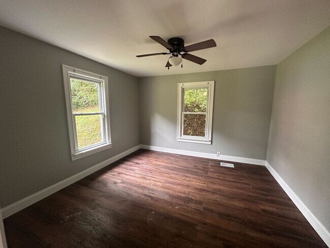 Building Photo - MOVE IN READY Renovated Home For Rent in Chattanooga! Convenient Location Only $1,550.00 Per Month!