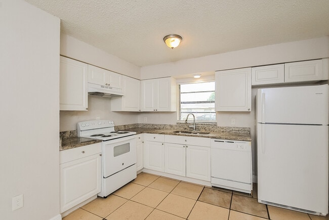Building Photo - 4 bedrooms, 2 bath ranch home