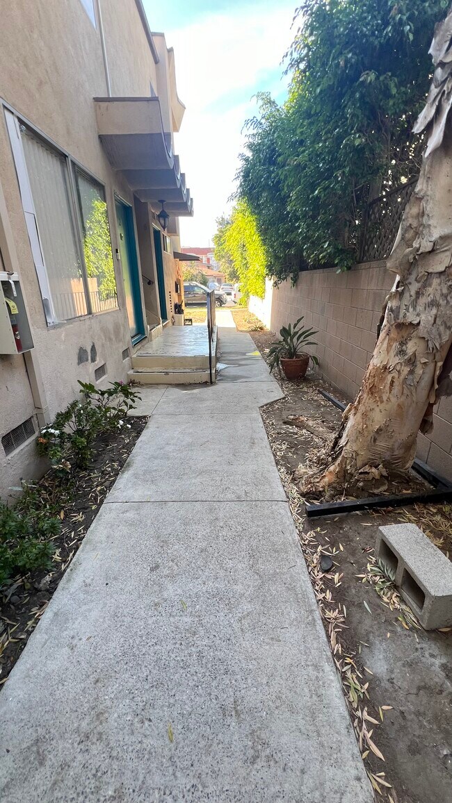 Foto del edificio - 3562 Mentone Ave