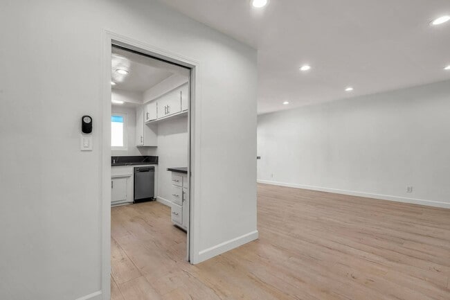 Building Photo - 1361 Laurel Ave