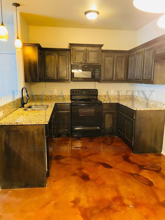 Building Photo - 3br 2ba duplex with 2 car garage!