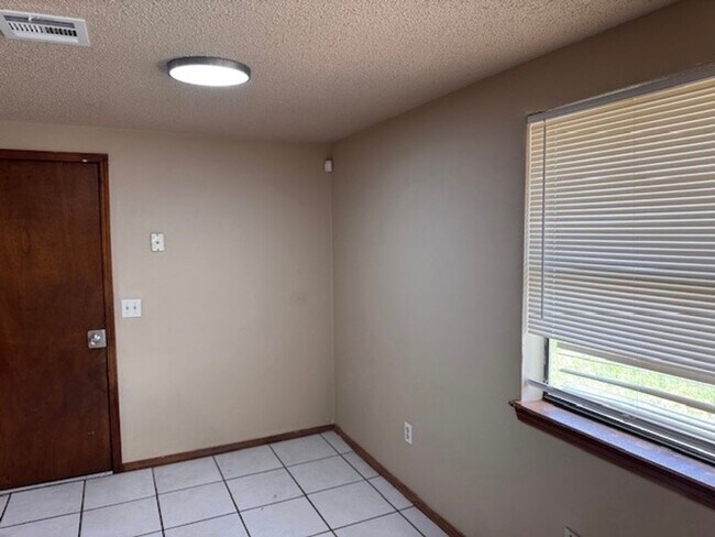 Foto del edificio - 3 bed, 2 full bath, 2 car garage duplex for rent in south OKC! Moore Schools