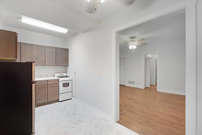 Building Photo - 3727 N Pine Grove Ave