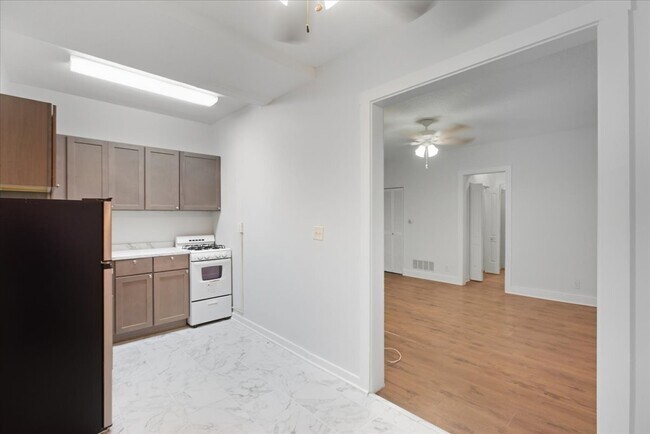 Foto del edificio - 3727 N Pine Grove Ave