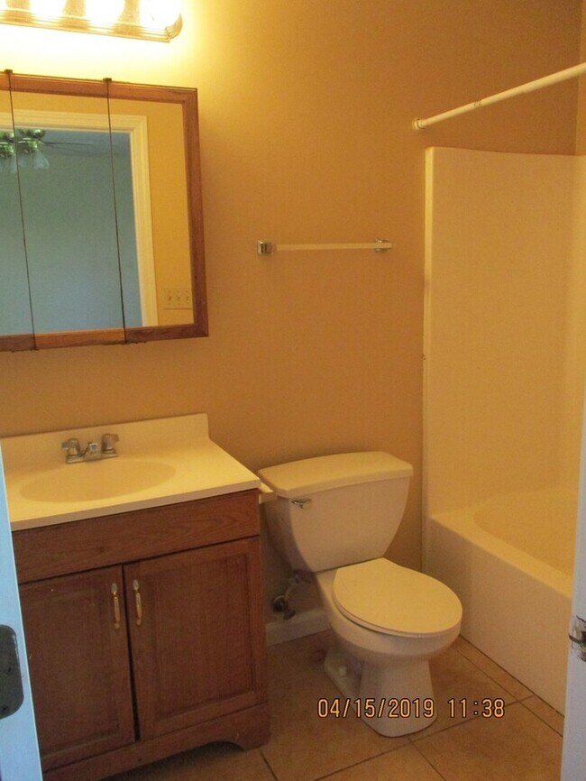 Building Photo - 2 Bathroom Townhouse!