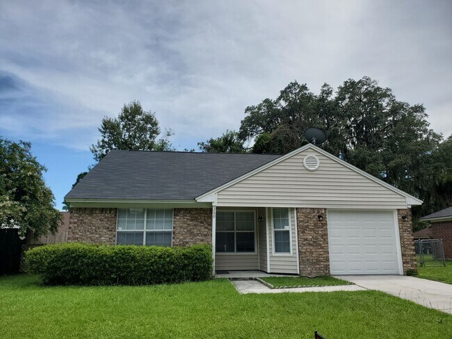 Building Photo - 3 bedroom, 2 bath off of White Bluff!