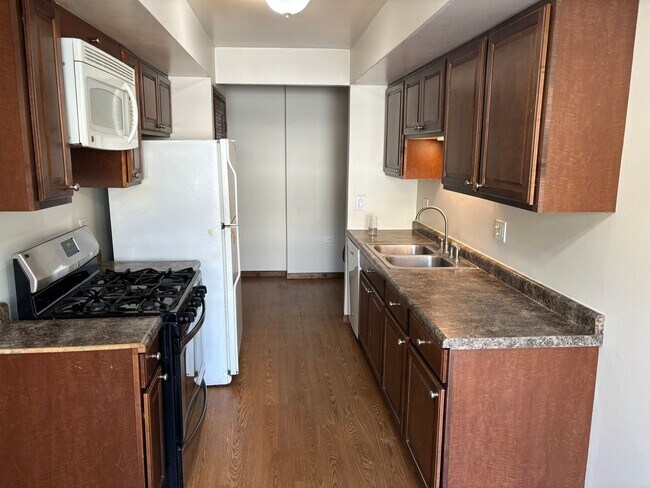 Building Photo - 2 Bedroom Condo in Bloomingdale
