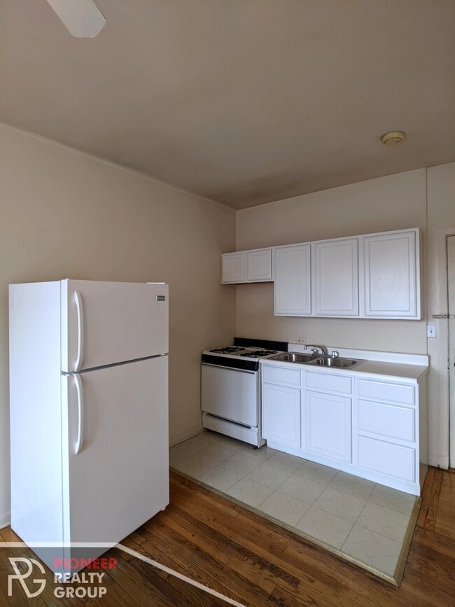 Building Photo - 1044 W George St