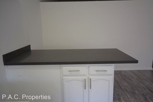 Foto del edificio - 1 br, 1 bath Apartment - 5744 Colfax Avenu...