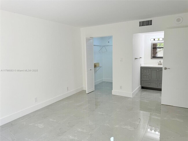 Foto del edificio - 16909 N Bay Rd