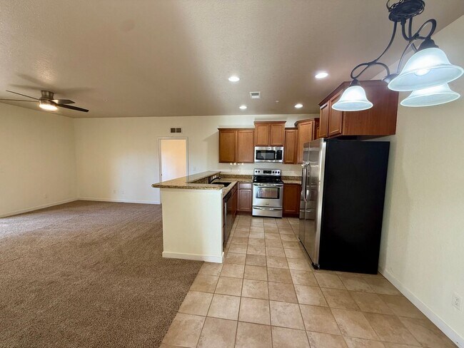 Foto del edificio - Fantastic 2 Bedroom, 2 Bath Ground Level Condo With Detached Garage in Loveland, Colorado