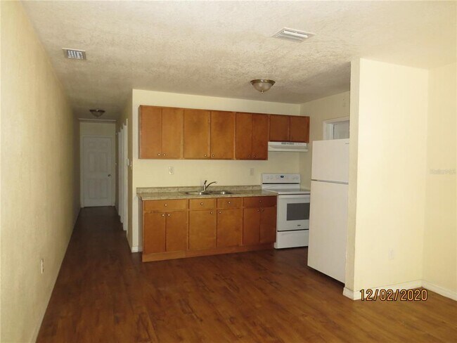 Building Photo - 10114 Hyacinth Ave