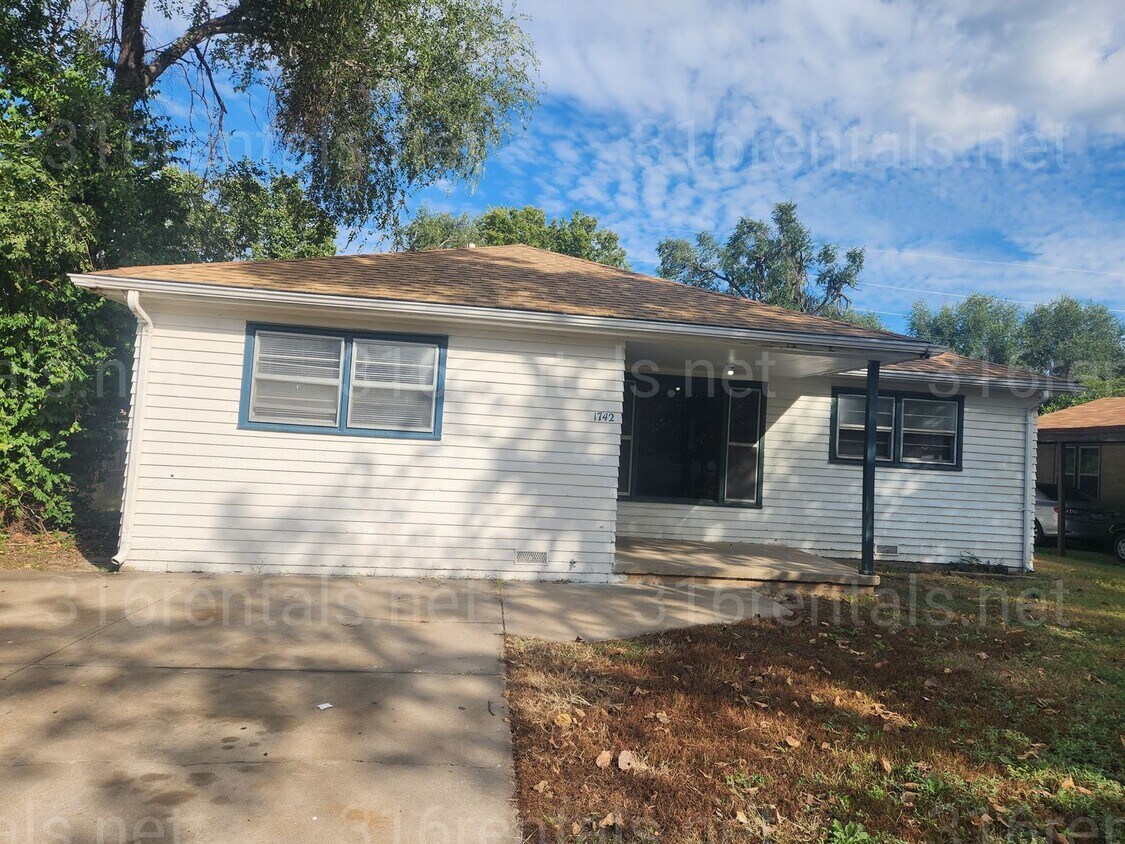 Primary Photo - $995 - 3 bedroom / 1 bathroom - Single Fam...