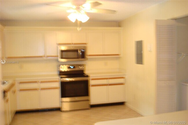 Building Photo - 9609 Riverside Dr