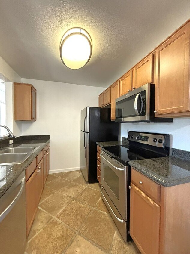 Primary Photo - 2 Bed 1 Bath Condo for lease in Fremont!