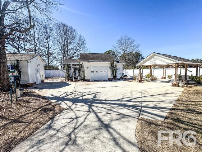 Building Photo - 2104 Beauvoir Ct