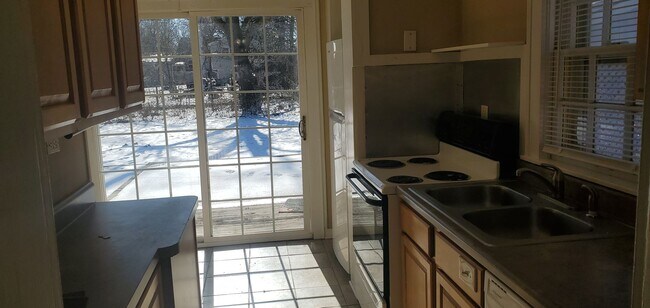 Foto del edificio - 2 bd, 1 ba house in central west Columbia, wood floors, new paint, low traffic road