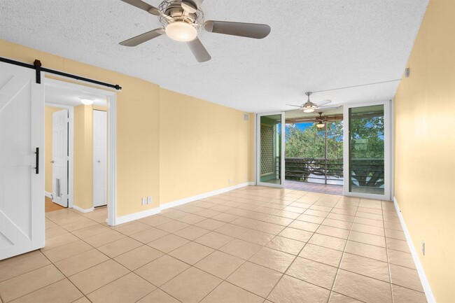 Foto del edificio - 9441 Live Oak Pl