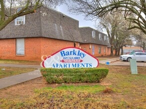 Building Photo - 900 Halray Dr