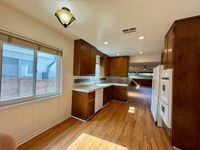 Foto del edificio - Charming 4-Bedroom Home on a Quiet Tree-Li...