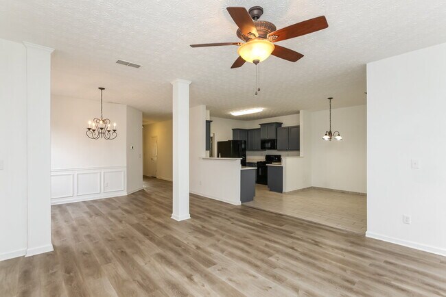 Building Photo - 610 Clairidge Ln SW