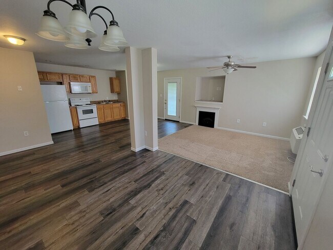 Foto del edificio - 3 Bedroom 2 Bath Ground Level Apartment