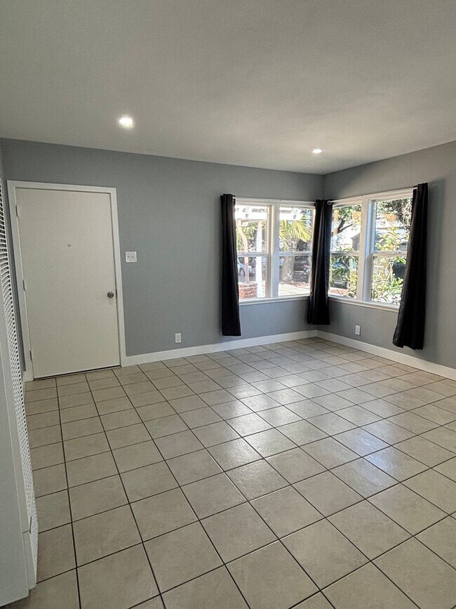 Foto del edificio - 8933 Elizabeth Ave