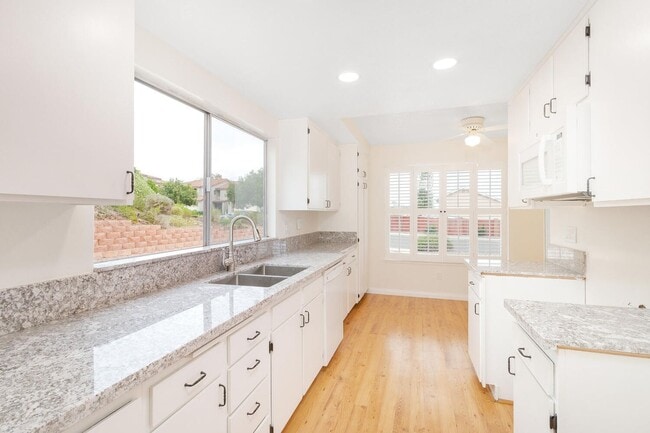 Building Photo - Renovated Two Bedroom House in Country Clu...