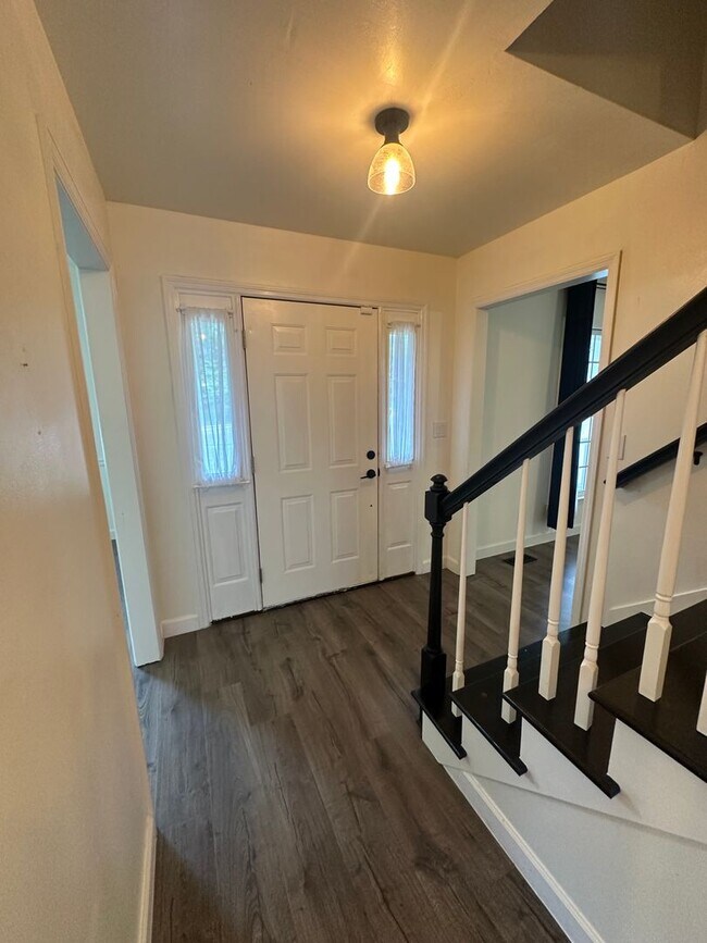 Building Photo - Don't miss this beautiful 3-bedroom, 2.5-bath home with a bonus room in the highly sought-after J...