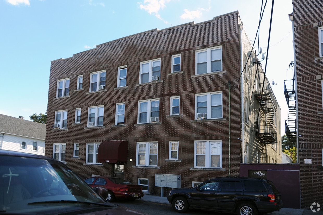 Building Photo - 137 Center St