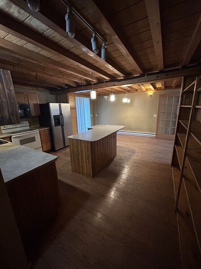 Foto del edificio - 2+ bedrooms, 2 bathrooms. 2,000 sq ft home...