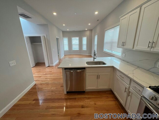 Building Photo - 126 Cross St