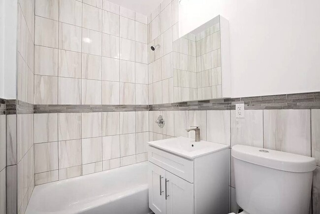 Foto del edificio - Central AC, washer/dryer, Exposed Brick Room #214