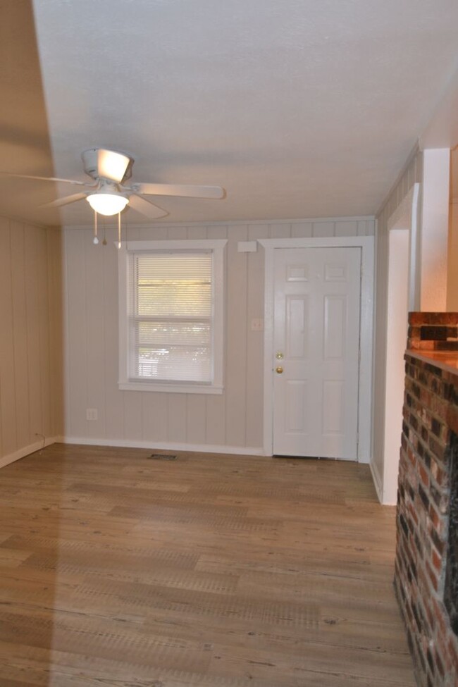Building Photo - Charming 1 Bedroom Home Available!