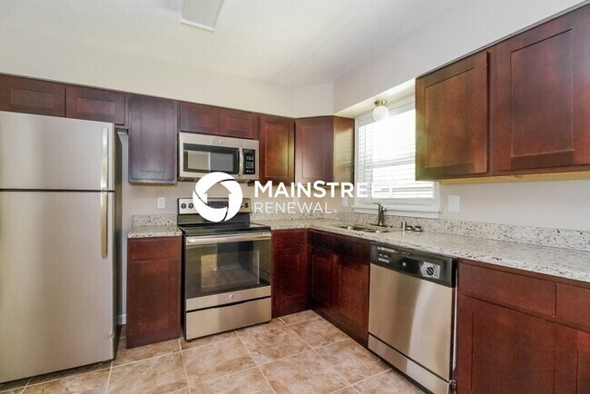 Building Photo - 3 Bedroom Pet-Friendly Home in Louisville, KY with Main Street Renewal