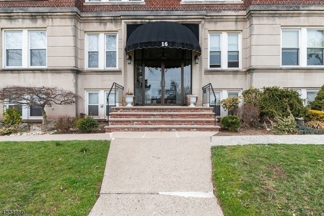 Building Photo - 16 Forest St