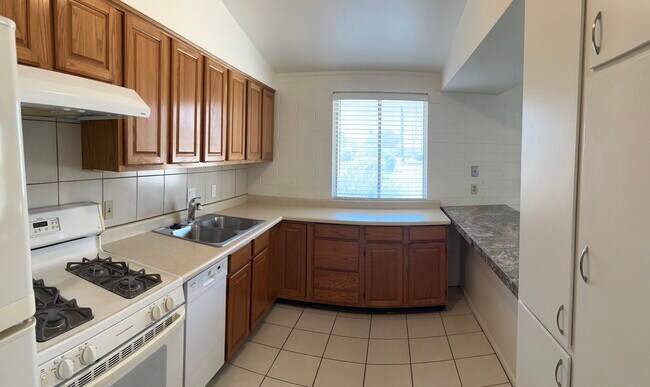 Cocina - 10464 W Oakmont Dr