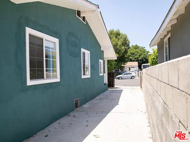 Building Photo - 3744 3rd Ave