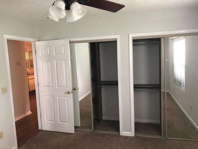 Building Photo - 22 E Meadow Ln
