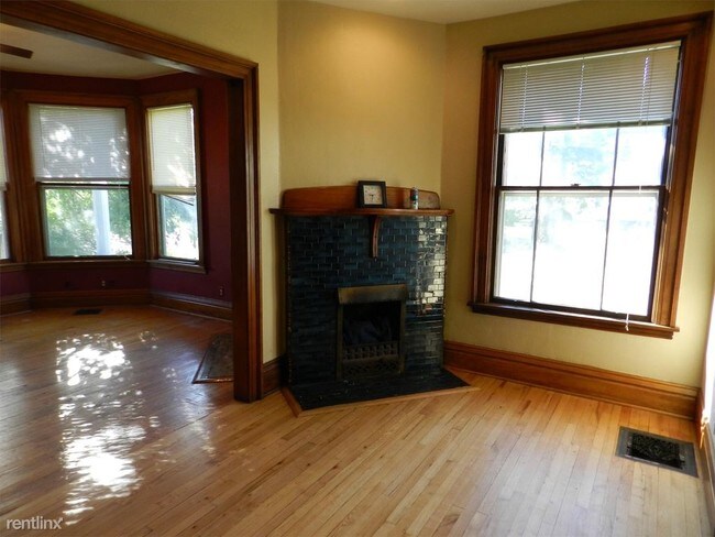 Building Photo - 4 br, 1.5 bath  - 207 E 7th St