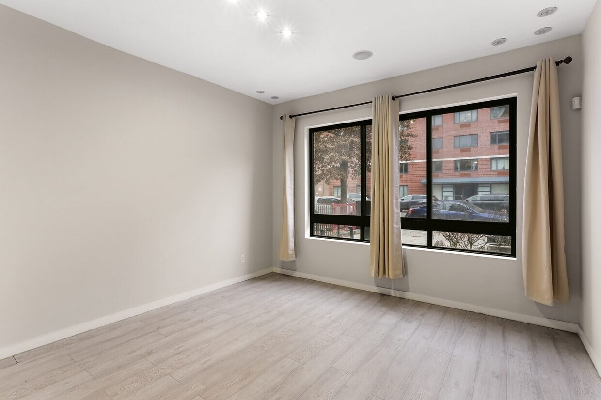 Foto principal - ROOM ONLY in 5-bed/2.5-bath Home
