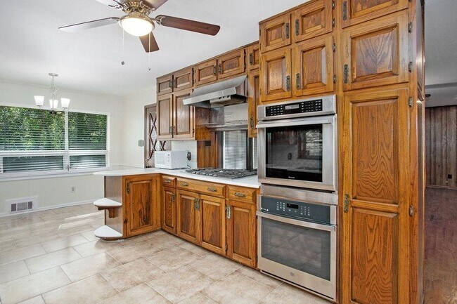 Building Photo - 2837 Hermosa Dr