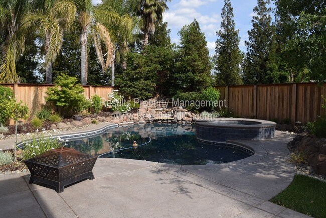 Foto del edificio - Beautiful 5 bedroom home with pool and spa!