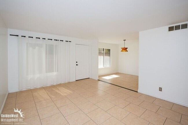 Foto del edificio - Modern 2Bdm 1.5Ba Townhome in Central Las ...