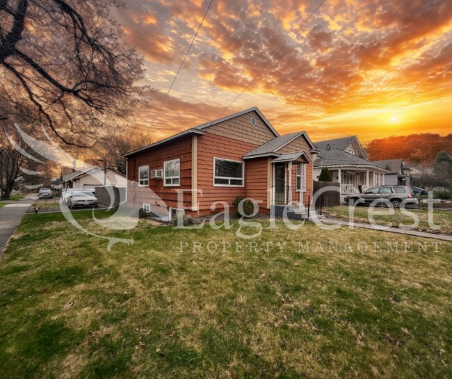 Foto del edificio - Spacious 3-Bedroom Home with Finished Basement & Fenced Yard