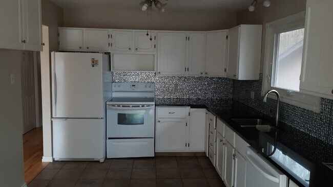 Photo du bâtiment - 4 Bed 2.5 Bath Unit in Red Deer, AB